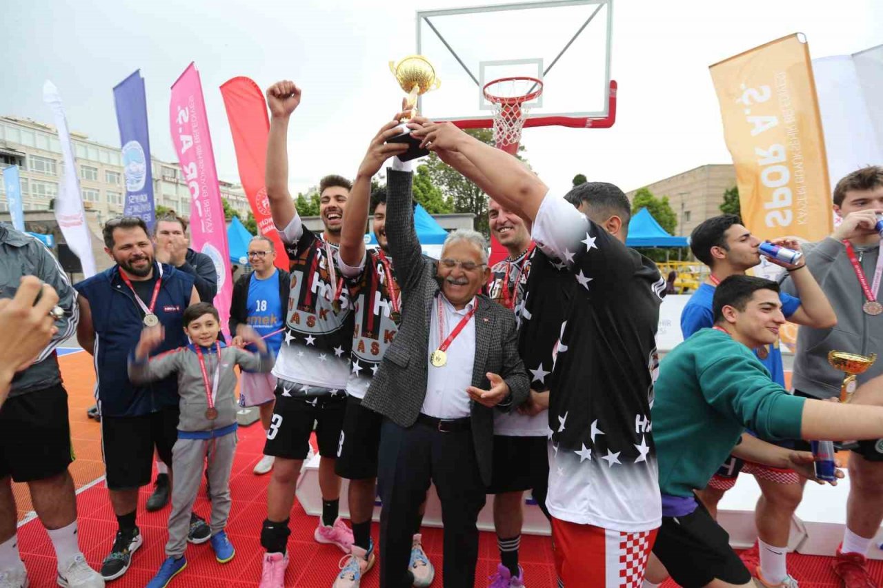 Başkan Büyükkılıç, Basketbol Turnuvasında Gençlerin Coşkusuna Ortak Oldu