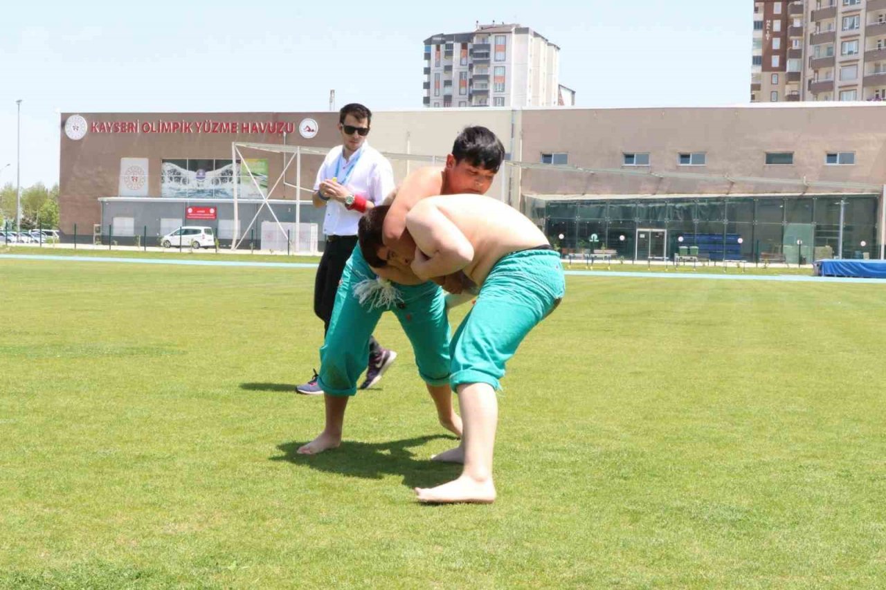 Gençlik Haftası’nda karakucak güreşleri düzenlendi