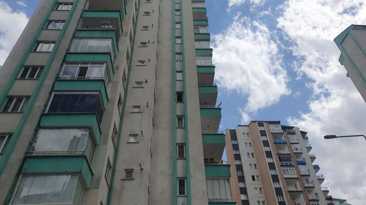 14 katlı binada çıkan yangında 1 kişi yaralandı