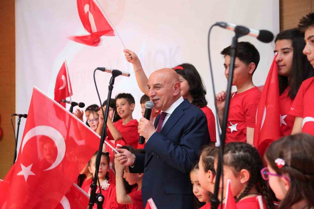 Miniklerden solo ve koro performansı