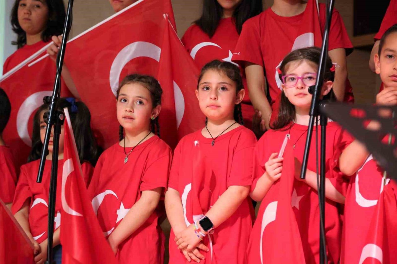 Miniklerden solo ve koro performansı