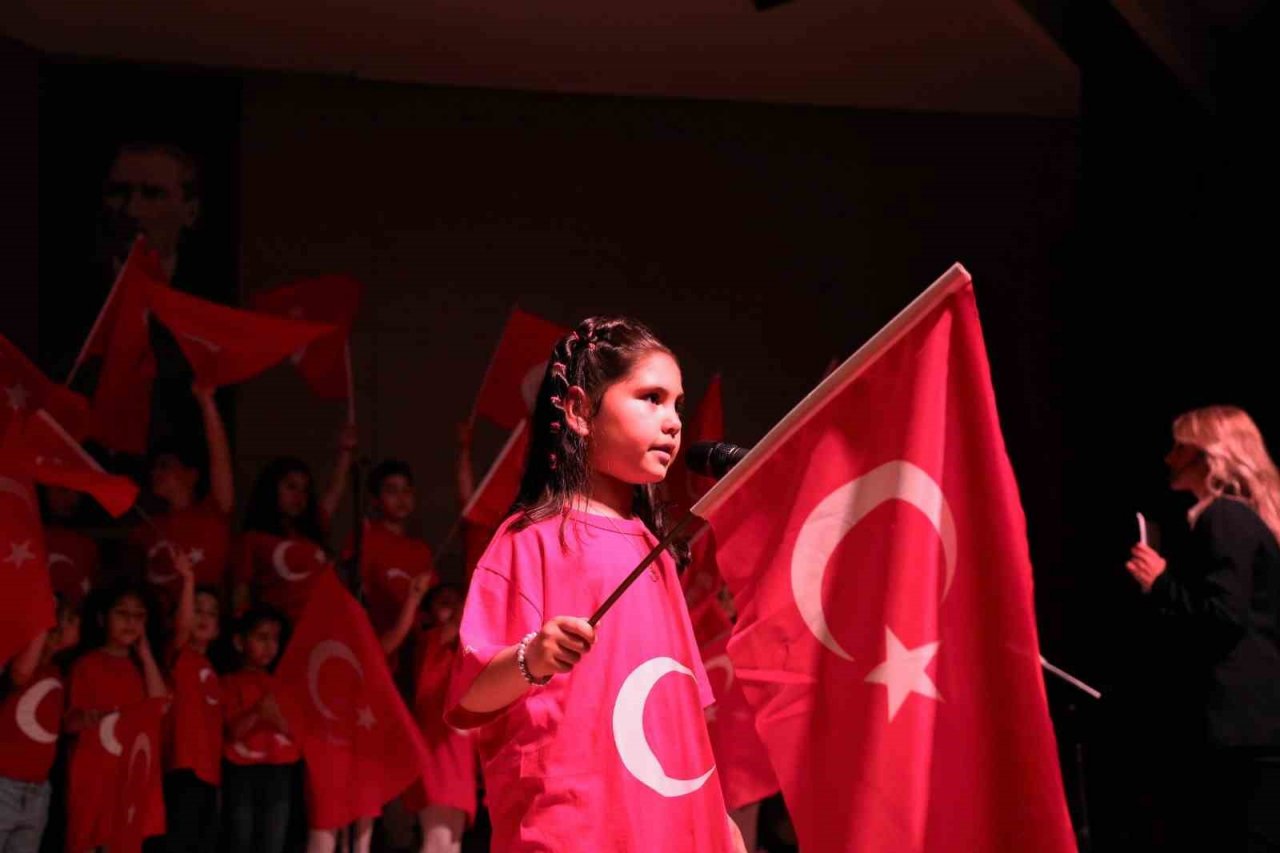 Miniklerden solo ve koro performansı