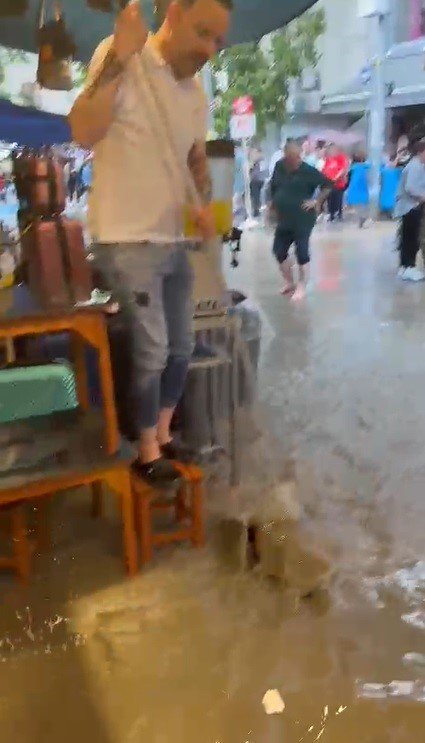 İzmir’i yine sağanak vurdu