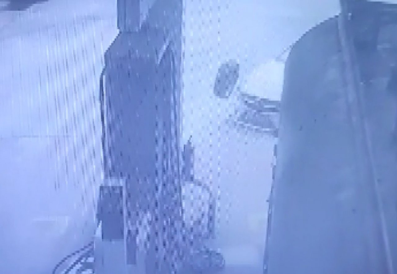 Otomobil benzin istasyonuna daldı, o anlar kameraya yansıdı