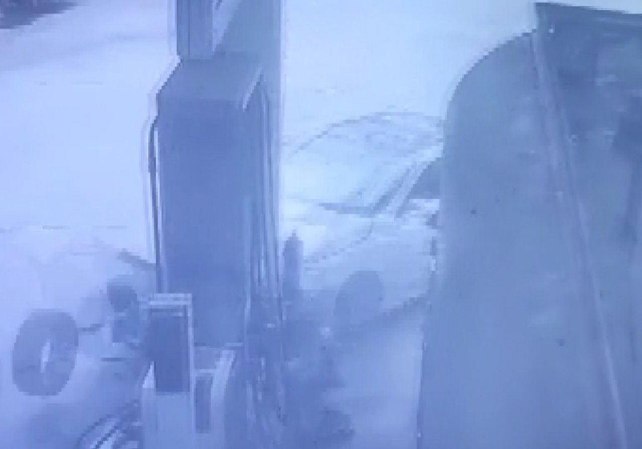 Otomobil benzin istasyonuna daldı, o anlar kameraya yansıdı