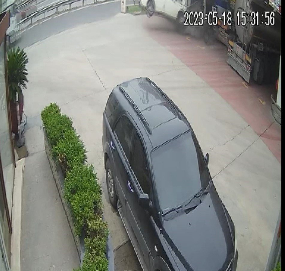 Otomobil benzin istasyonuna daldı, o anlar kameraya yansıdı