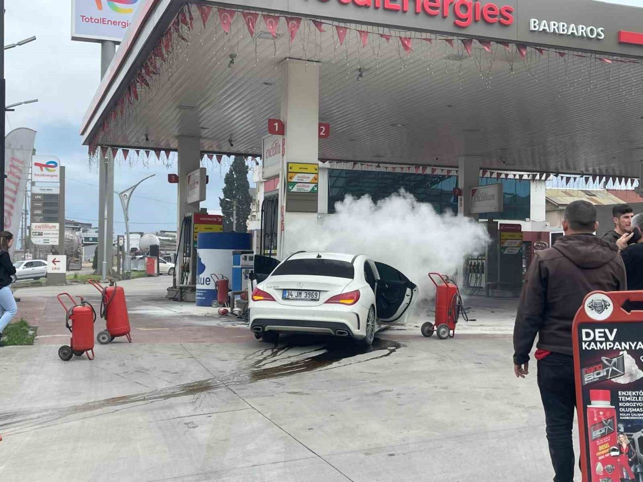 Otomobil benzin istasyonuna daldı, o anlar kameraya yansıdı