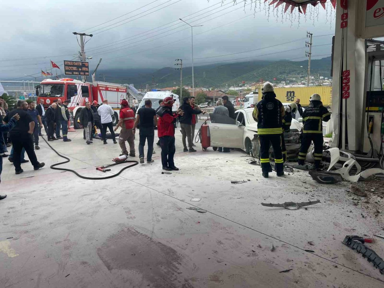 Otomobil benzin istasyonuna daldı, o anlar kameraya yansıdı