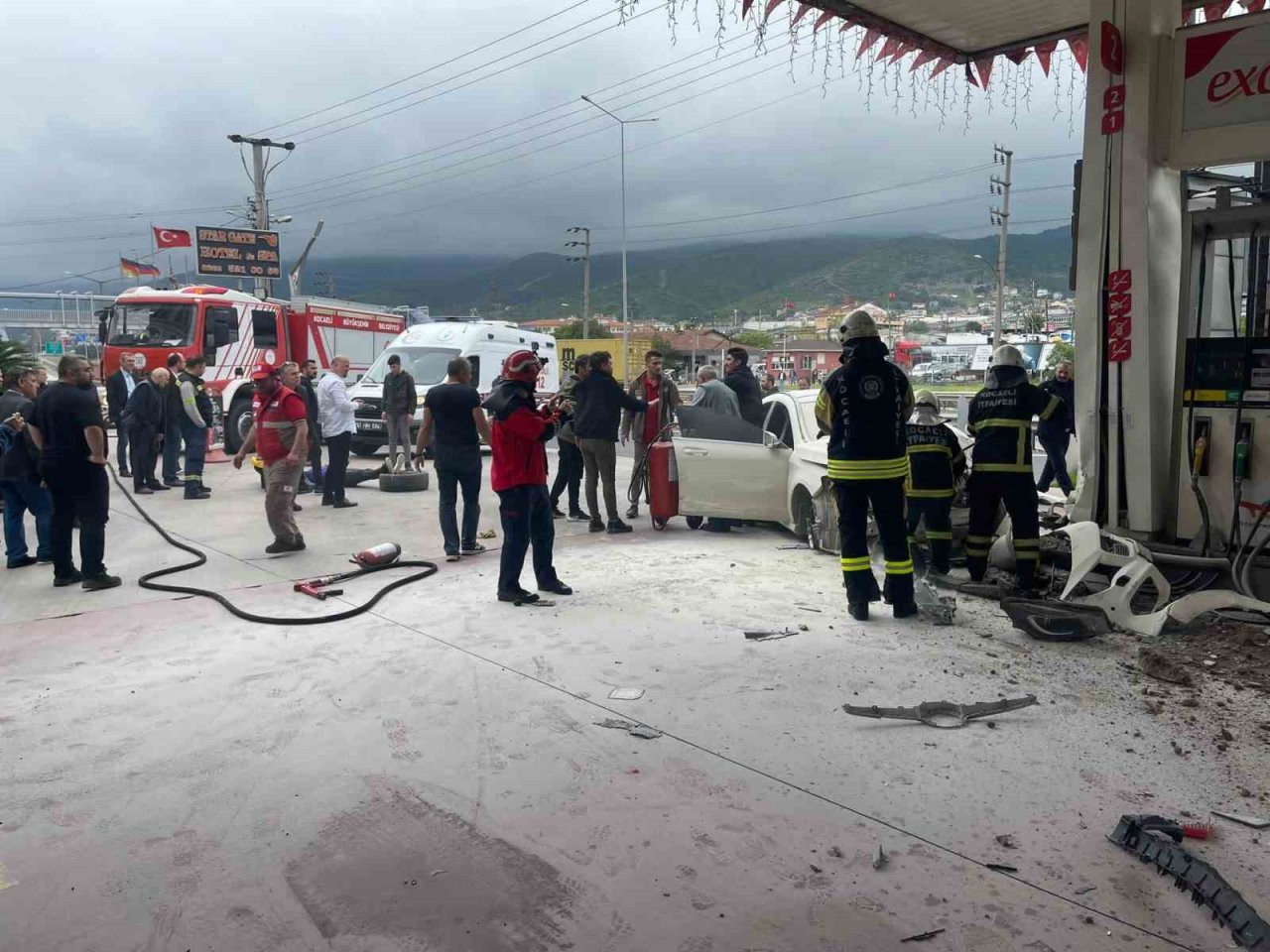 Otomobil benzin istasyonuna daldı, o anlar kameraya yansıdı