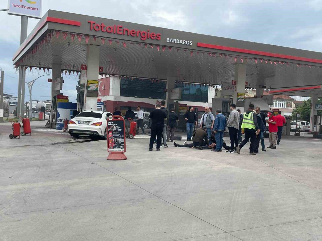 Otomobil benzin istasyonuna daldı, o anlar kameraya yansıdı