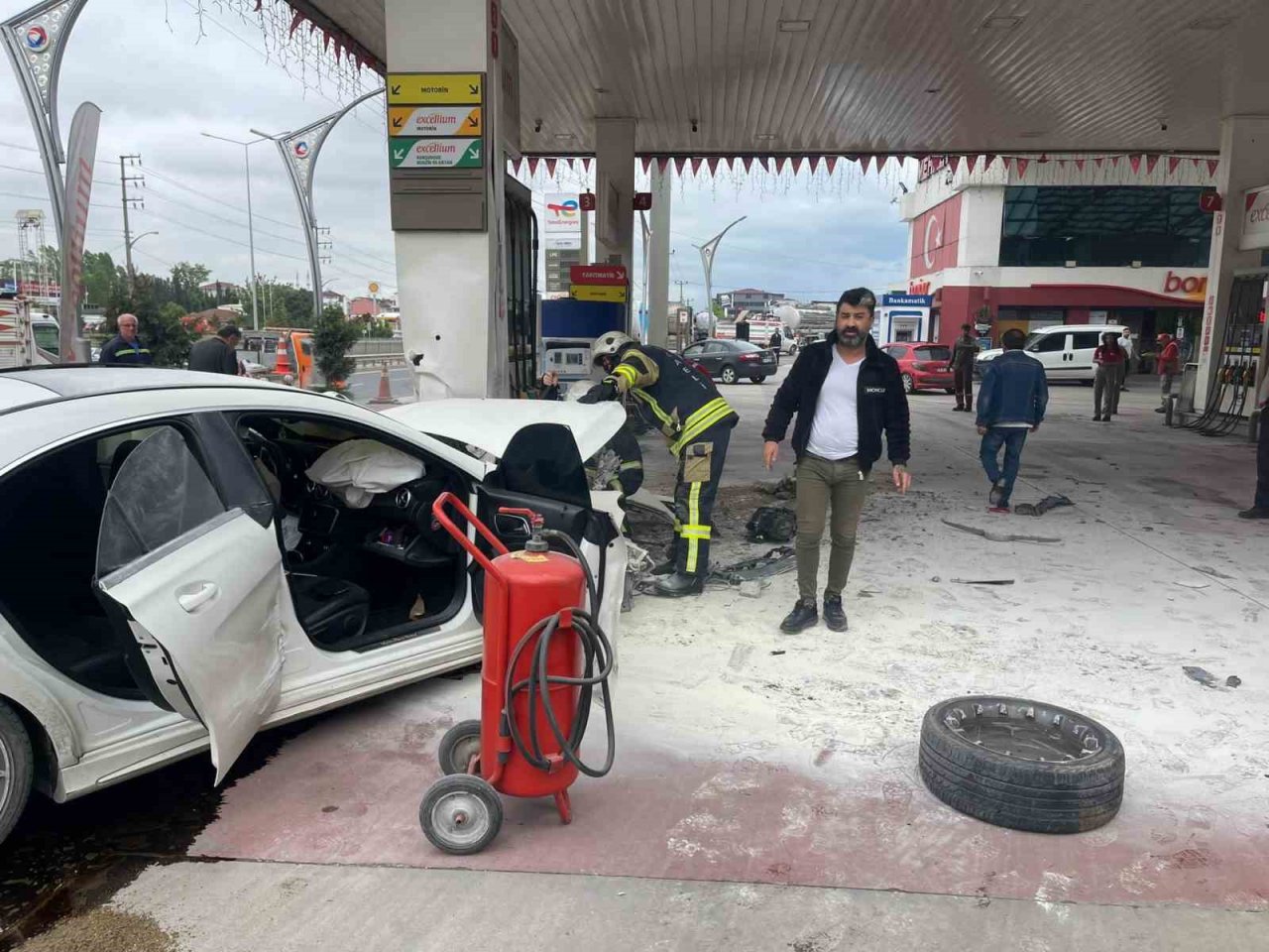 Otomobil benzin istasyonuna daldı, o anlar kameraya yansıdı