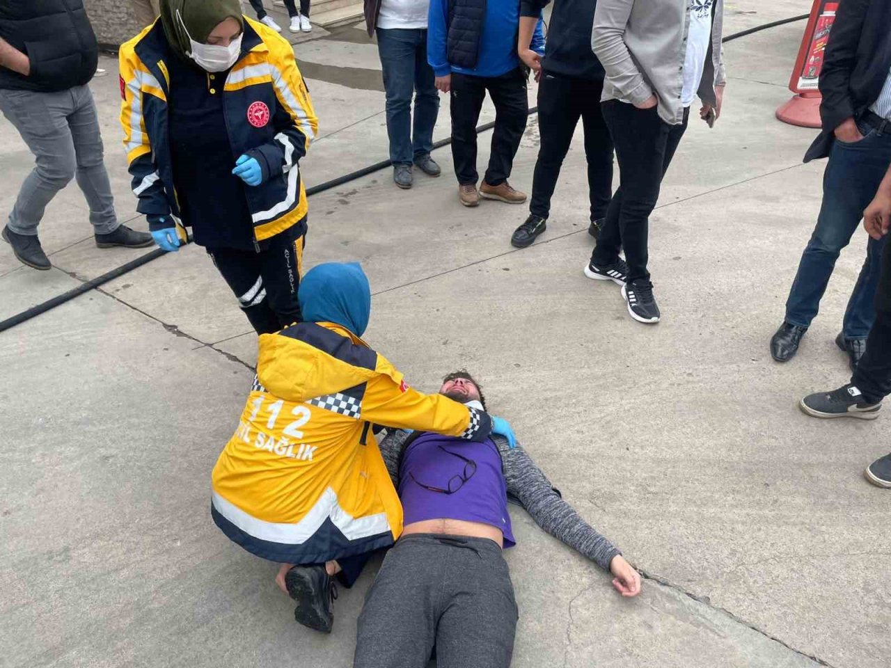 Otomobil benzin istasyonuna daldı, o anlar kameraya yansıdı