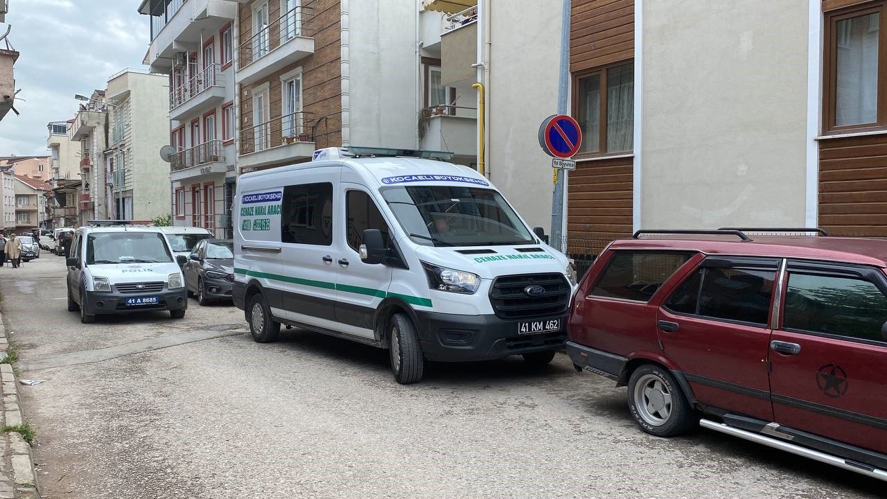 Oğlu tarafından banyoda ölü bulundu