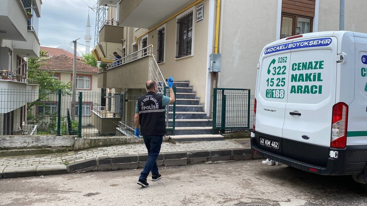 Oğlu tarafından banyoda ölü bulundu