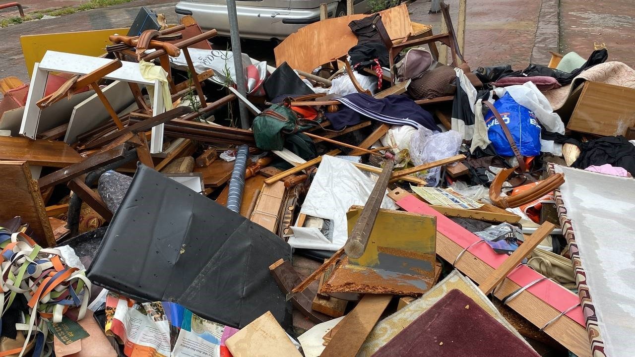 Ölen babalarının eşyalarını balkondan attılar