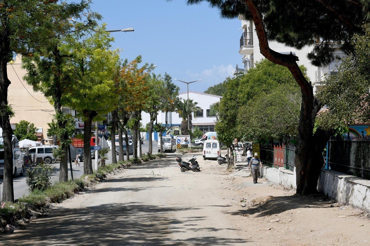 Kuşadası Belediyesi Davutlar Mahallesi’ndeki çalışmalarını sürdürüyor