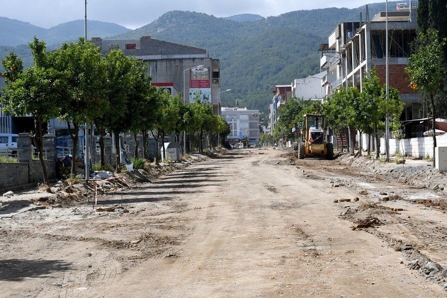 Kuşadası Belediyesi Davutlar Mahallesi’ndeki çalışmalarını sürdürüyor