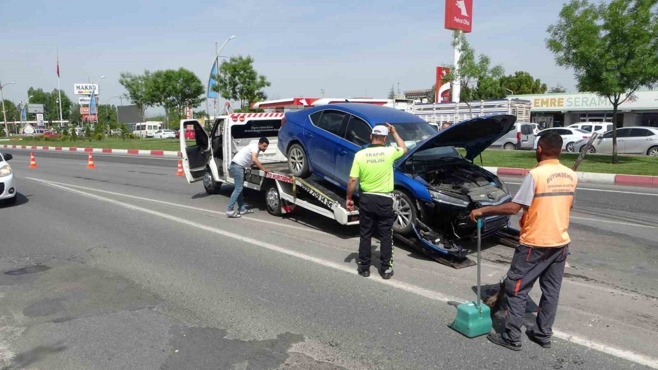 Kontrolden çıkan araç refüje çarptı: 1 yaralı