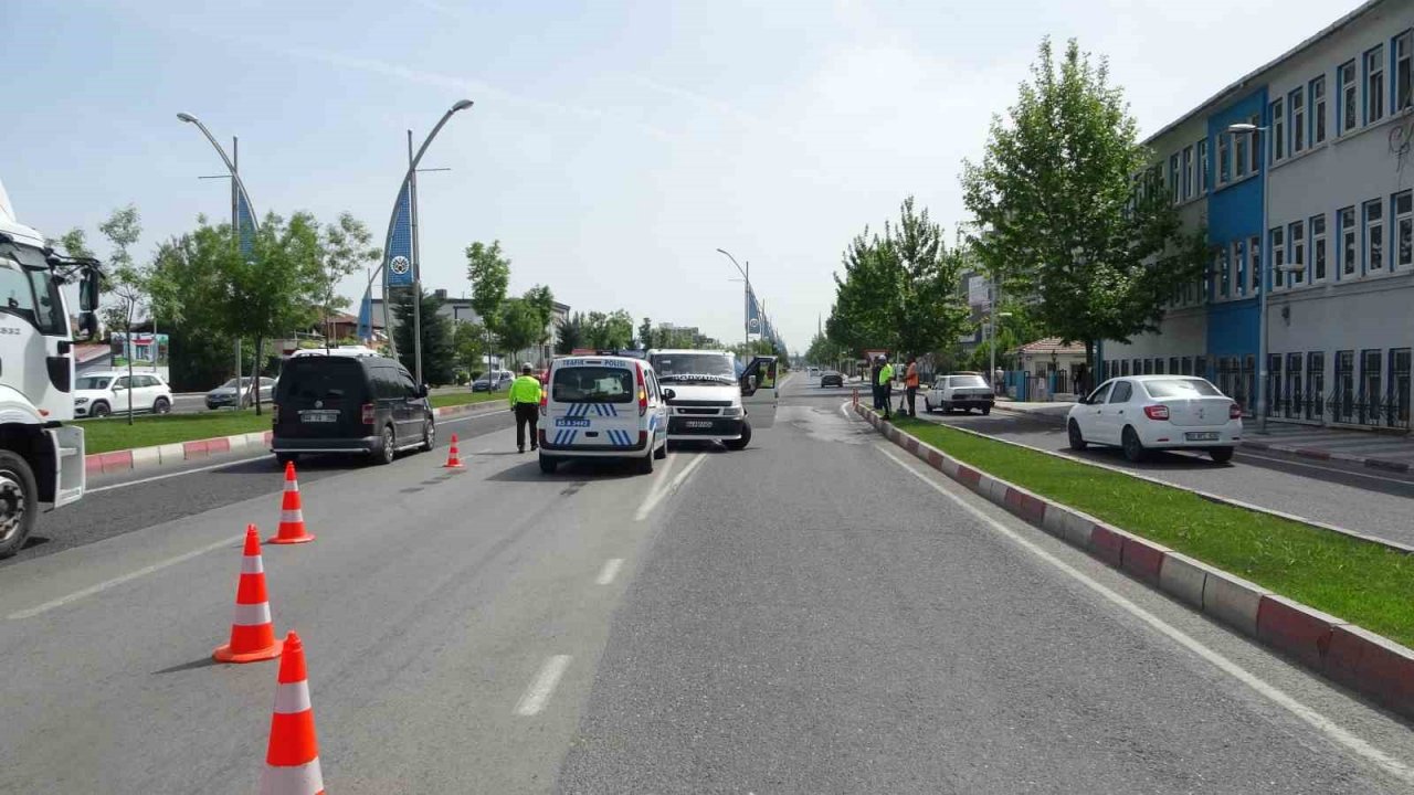 Kontrolden çıkan araç refüje çarptı: 1 yaralı