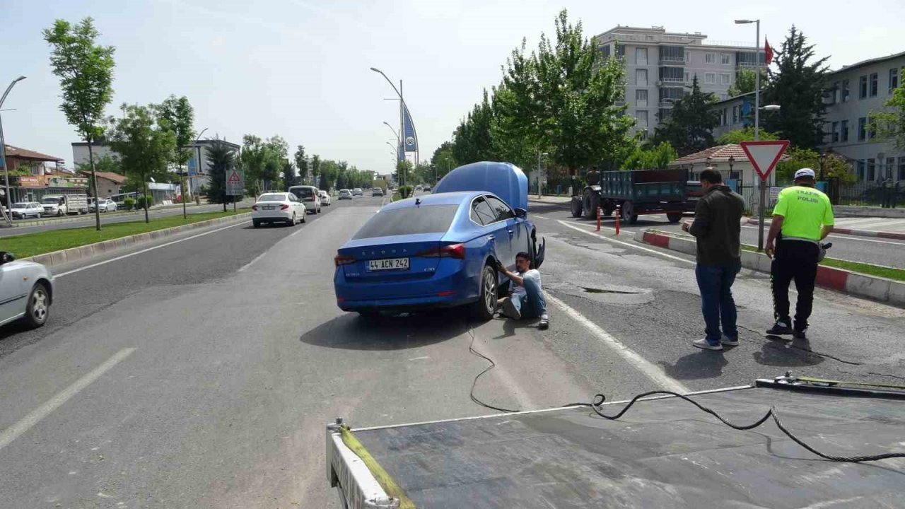 Kontrolden çıkan araç refüje çarptı: 1 yaralı