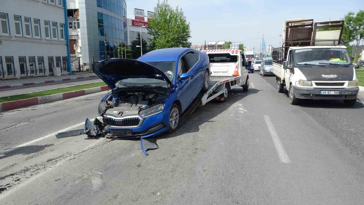 Kontrolden çıkan araç refüje çarptı: 1 yaralı