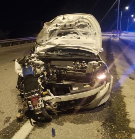 Motosiklet otomobile ok gibi saplandı: 1 ölü