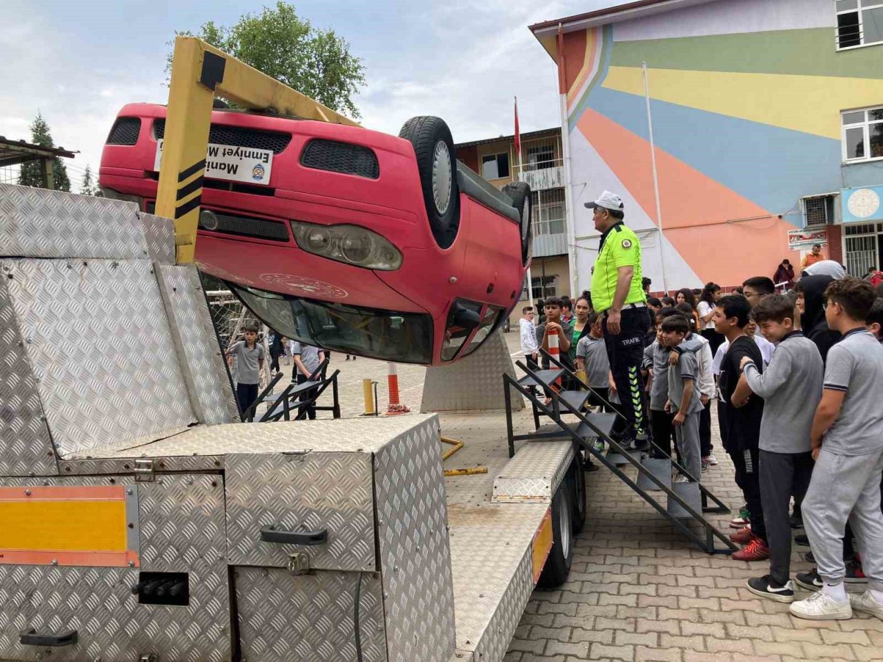 Emniyet kemerinin önemini simülasyon aracında öğrendiler