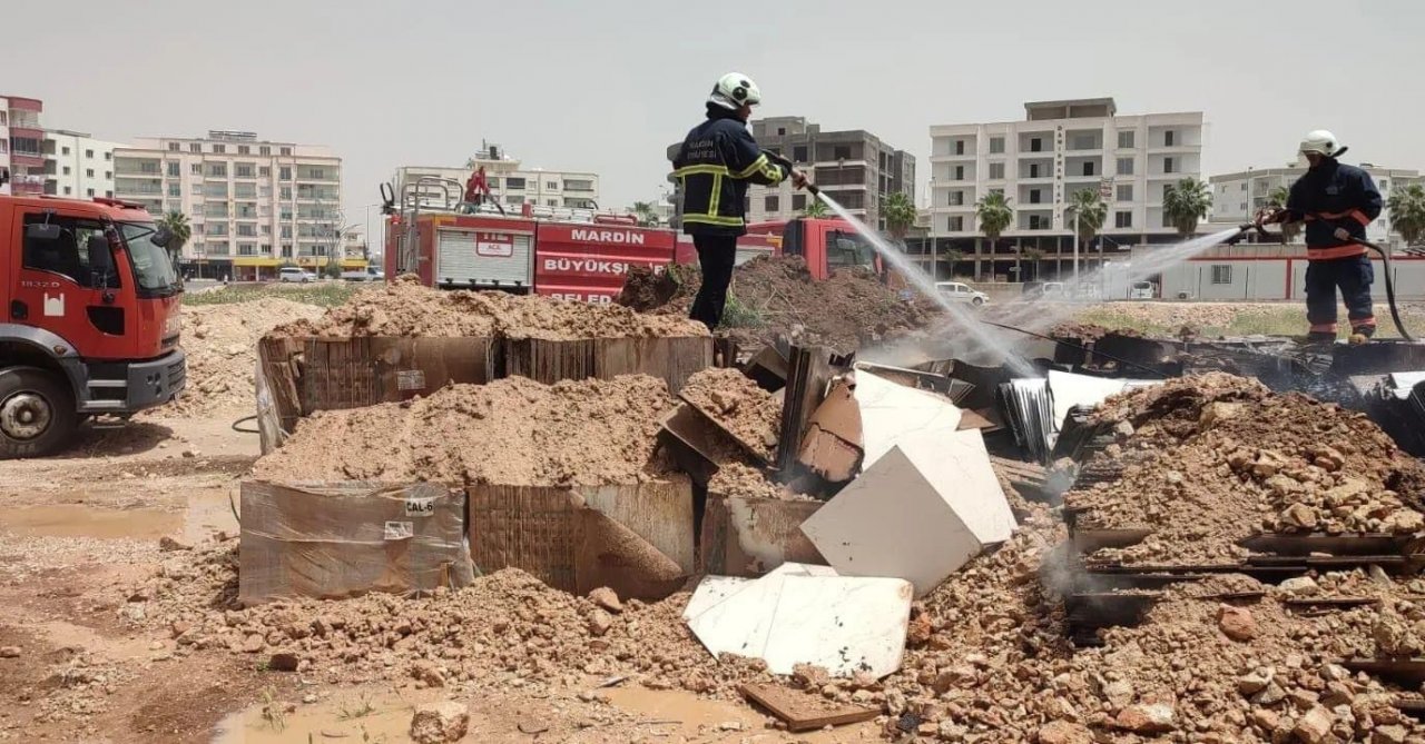 Nusaybin’de yanan motosikletin üstüne kepçeyle toprak atıldı