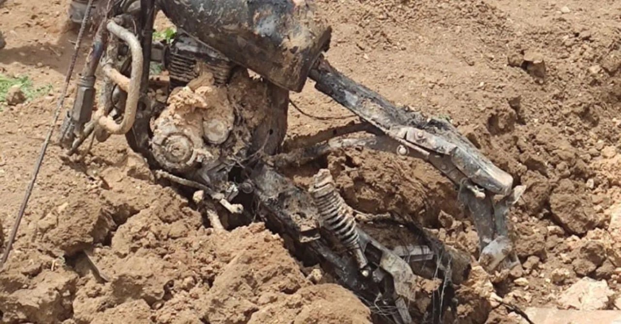 Nusaybin’de yanan motosikletin üstüne kepçeyle toprak atıldı