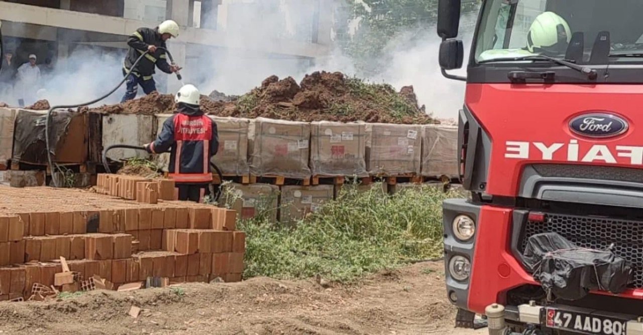 Nusaybin’de yanan motosikletin üstüne kepçeyle toprak atıldı