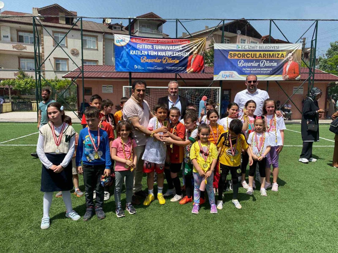 Çocuklar futbol turnuvasında ter döktü