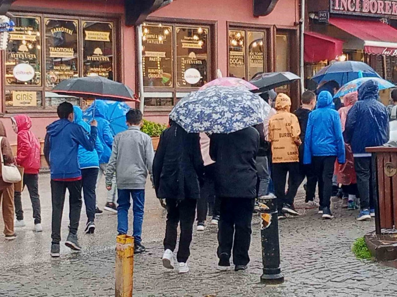 Odunpazarı sokakları sular içinde kaldı