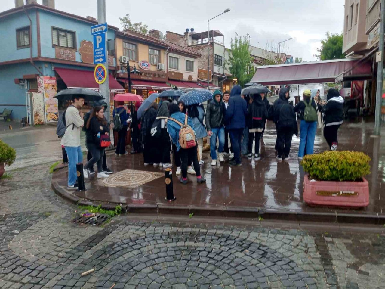 Odunpazarı sokakları sular içinde kaldı