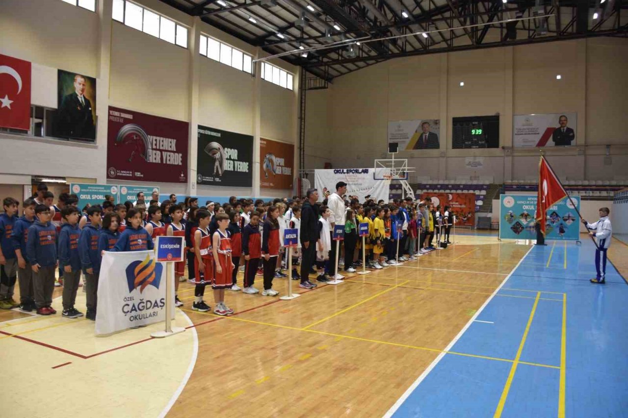 Basketbol yarı final müsabakaları başladı