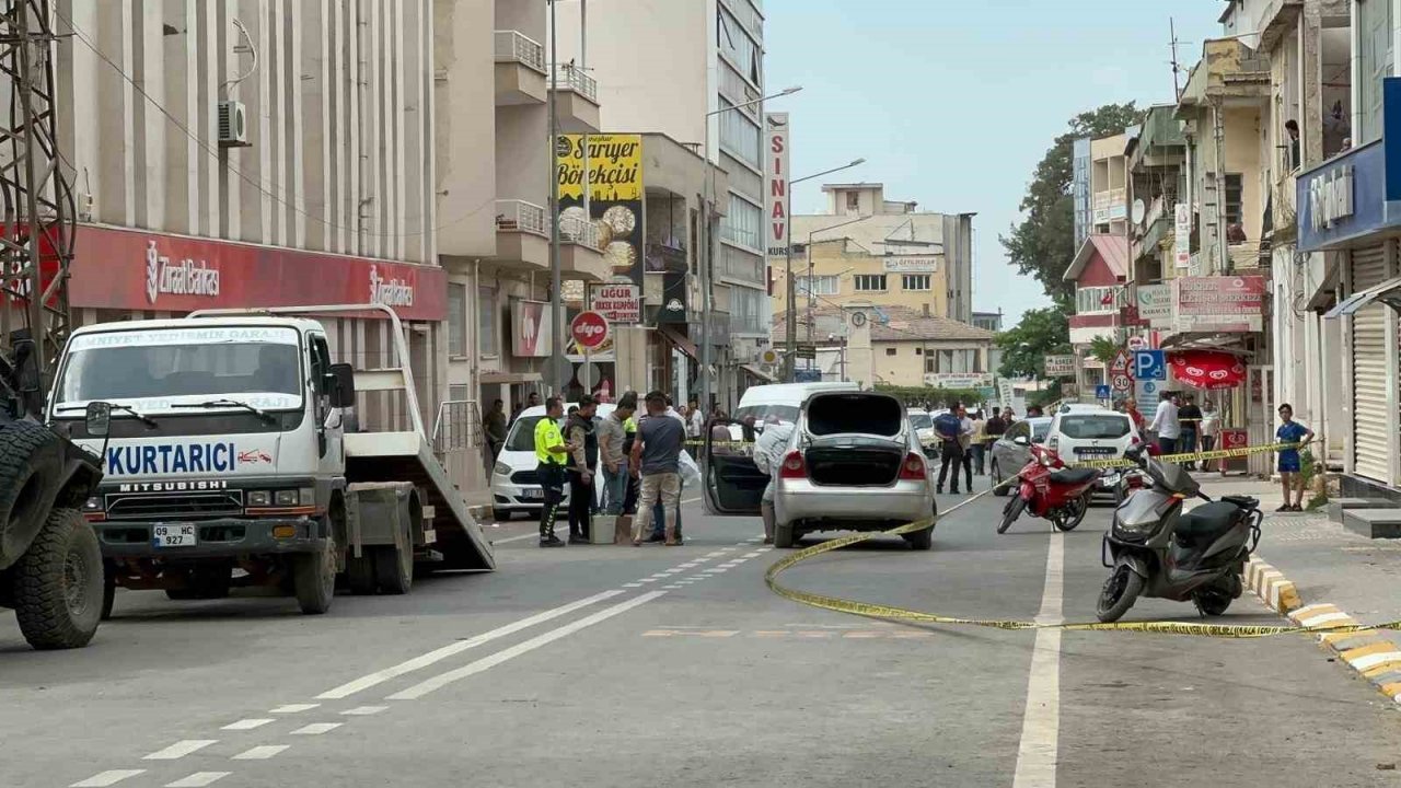 Silahlı, bıçaklı, sopalı kavga kamerada: 4 yaralı