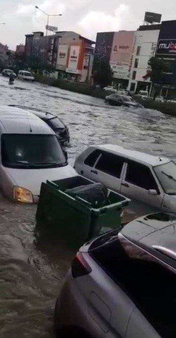 İzmir’i yine sağanak vurdu