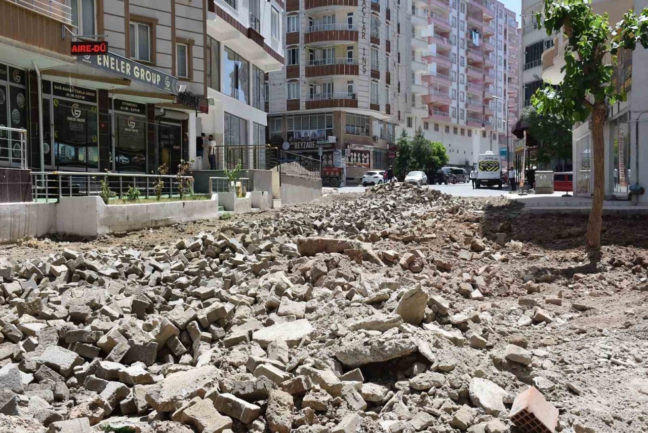 Siirt Belediyesi kilit parke ve yol bakım çalışmalarını sürdürüyor