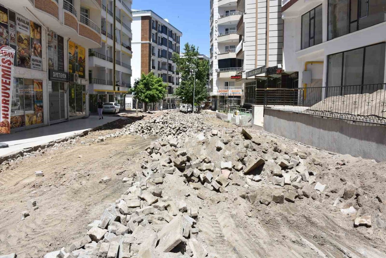 Siirt Belediyesi kilit parke ve yol bakım çalışmalarını sürdürüyor