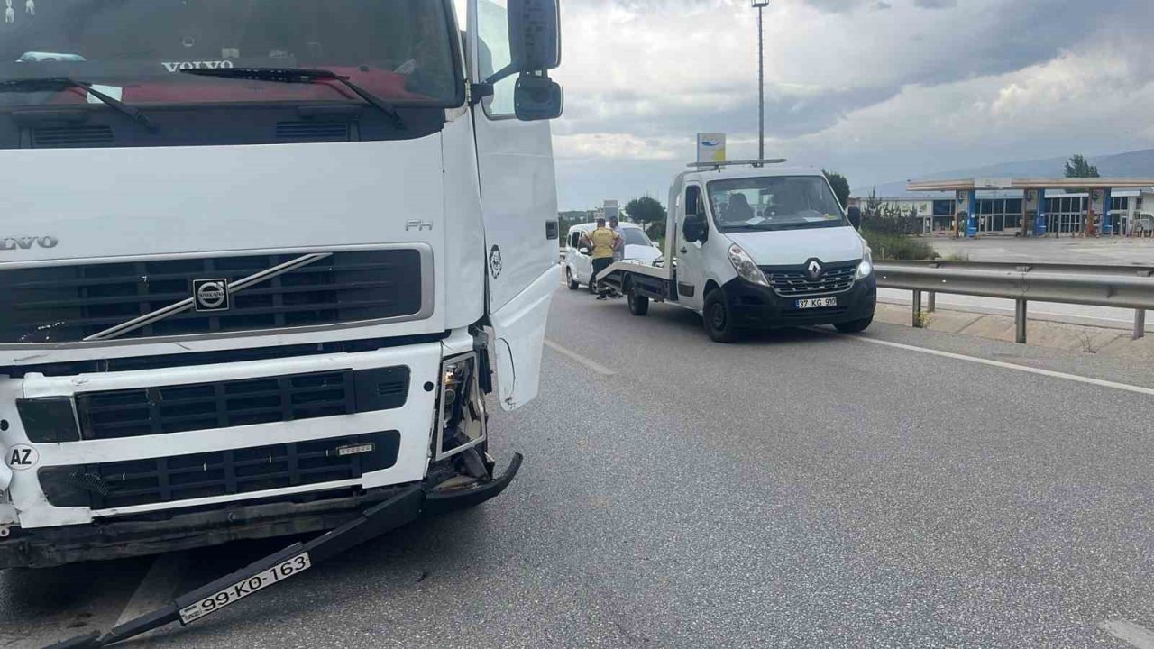 Park halindeyken hareket eden hafif ticari araç, D100’de tıra çarpıştı