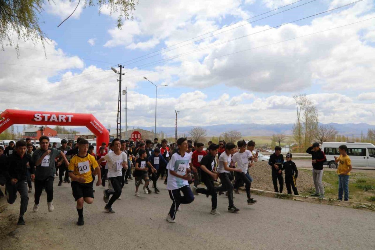 Başkale’de ‘Okullar Arası Kros Yarışması’ yapıldı