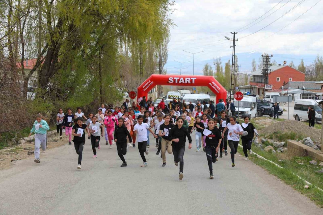 Başkale’de ‘Okullar Arası Kros Yarışması’ yapıldı