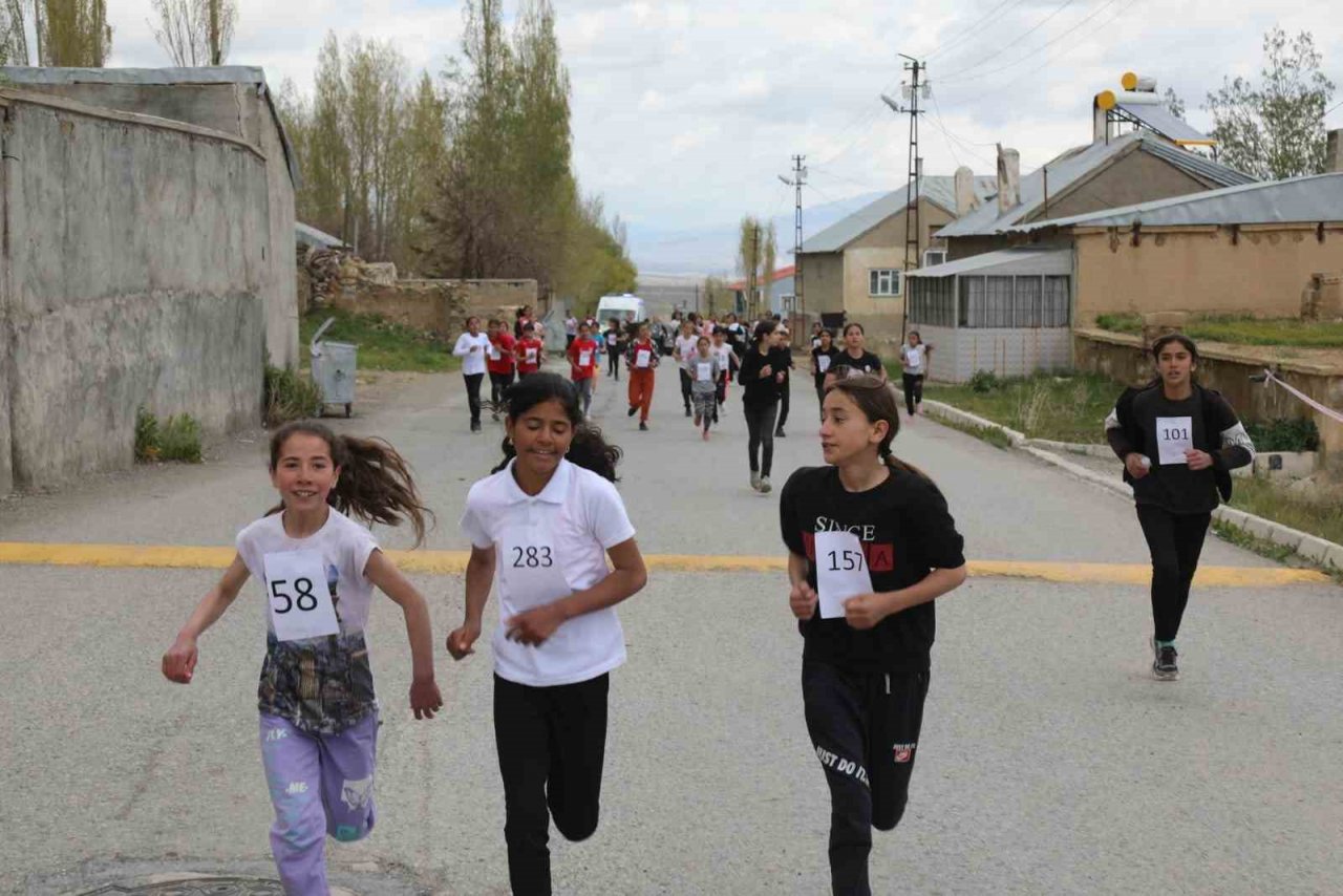 Başkale’de ‘Okullar Arası Kros Yarışması’ yapıldı