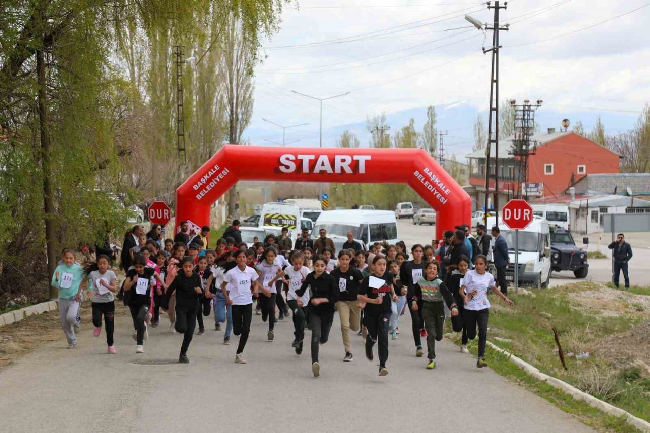 Başkale’de ‘Okullar Arası Kros Yarışması’ yapıldı