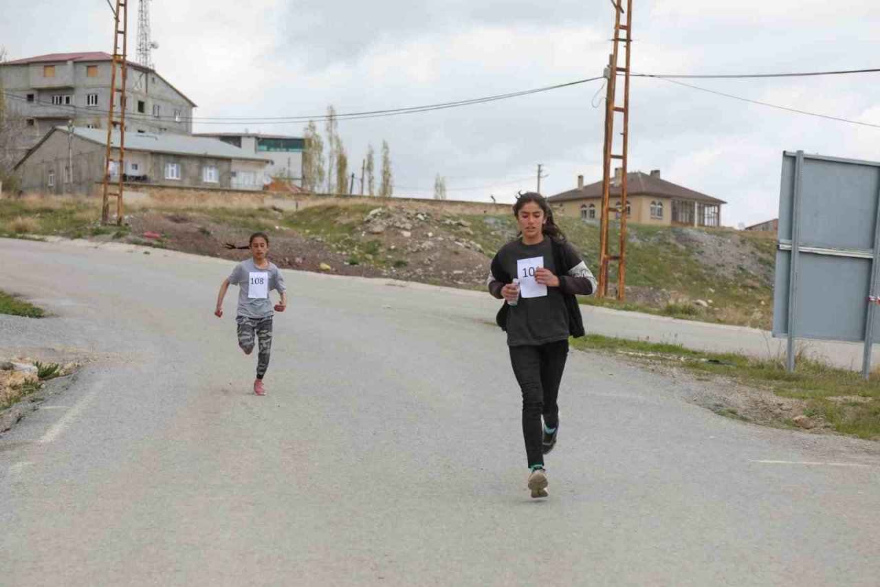 Başkale’de ‘Okullar Arası Kros Yarışması’ yapıldı