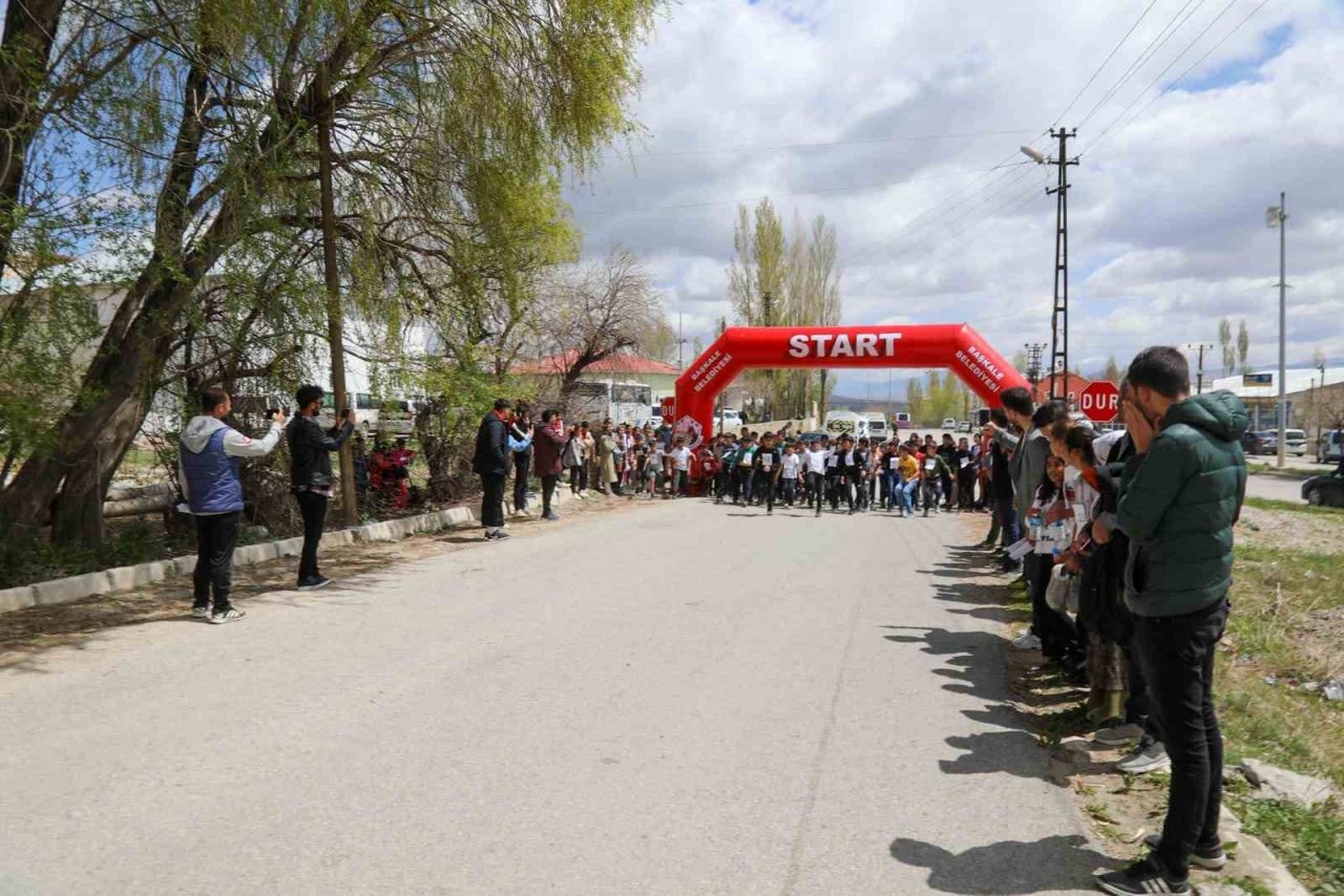 Başkale’de ‘Okullar Arası Kros Yarışması’ yapıldı