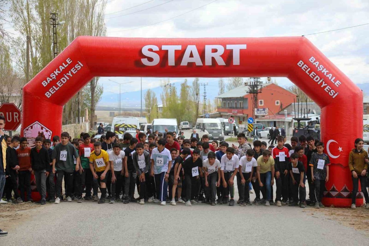 Başkale’de ‘Okullar Arası Kros Yarışması’ yapıldı