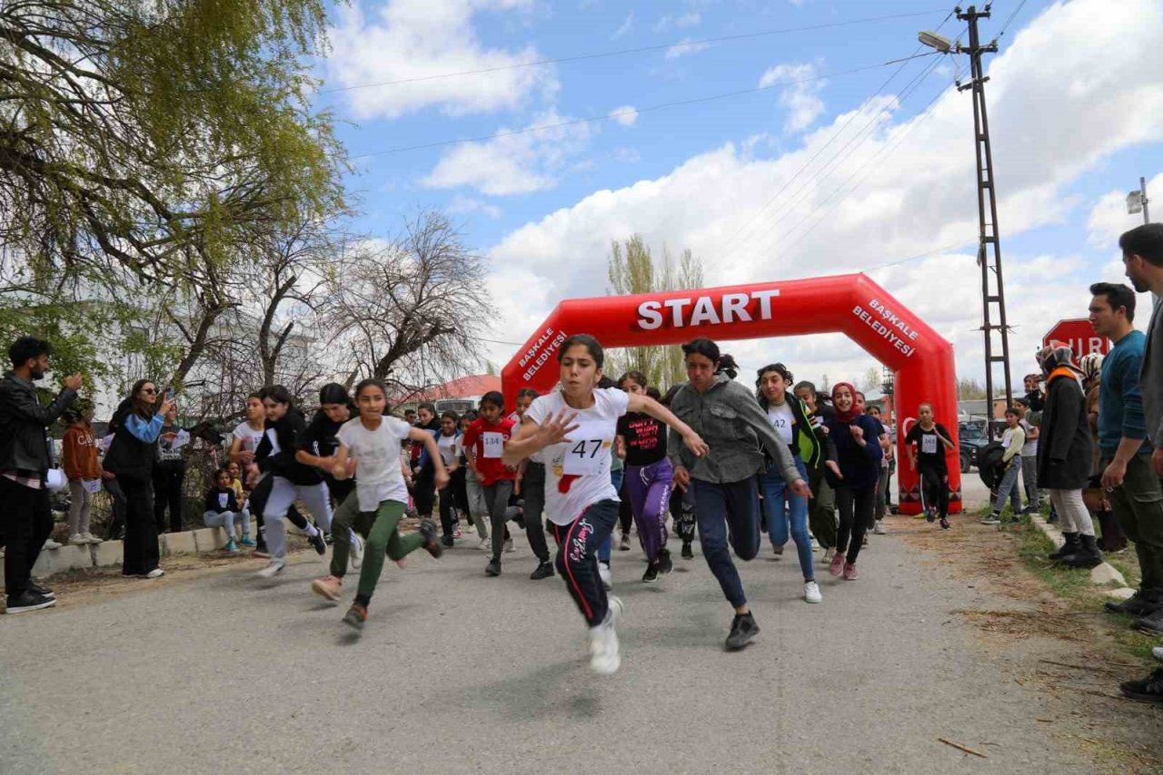 Başkale’de ‘Okullar Arası Kros Yarışması’ yapıldı