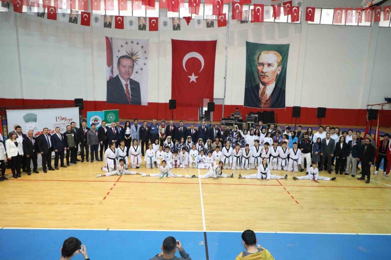 Sahnenin tozunu attılar