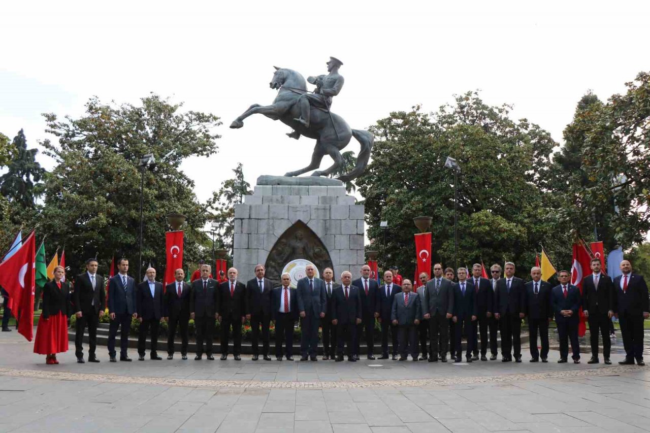 19 Mayıs etkinlikleri Atatürk Anıtı’ndaki törenle başladı