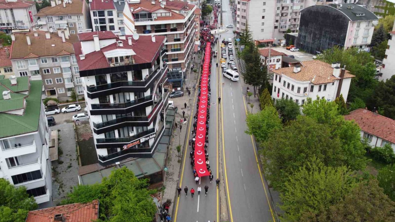 19 Mayıs kortejinde yolda kayan at, binicisiyle birlikte düştü